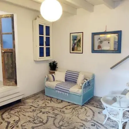 Дом отдыха Town House With Rooftop Jacuzzi